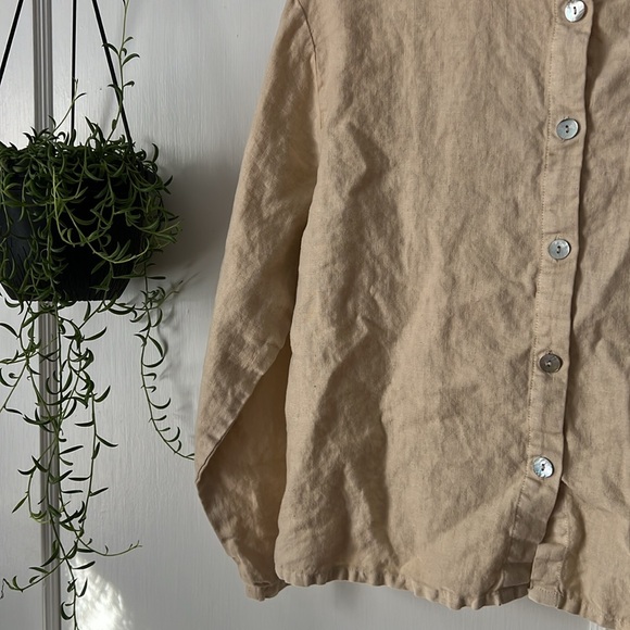 Linen vintage top with shell buttons - Picture 2 of 3